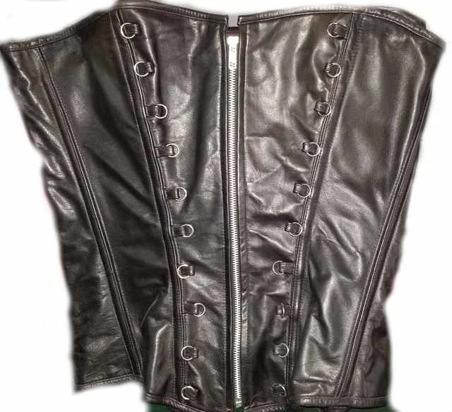 Corsetto string pelle più con reggicalze